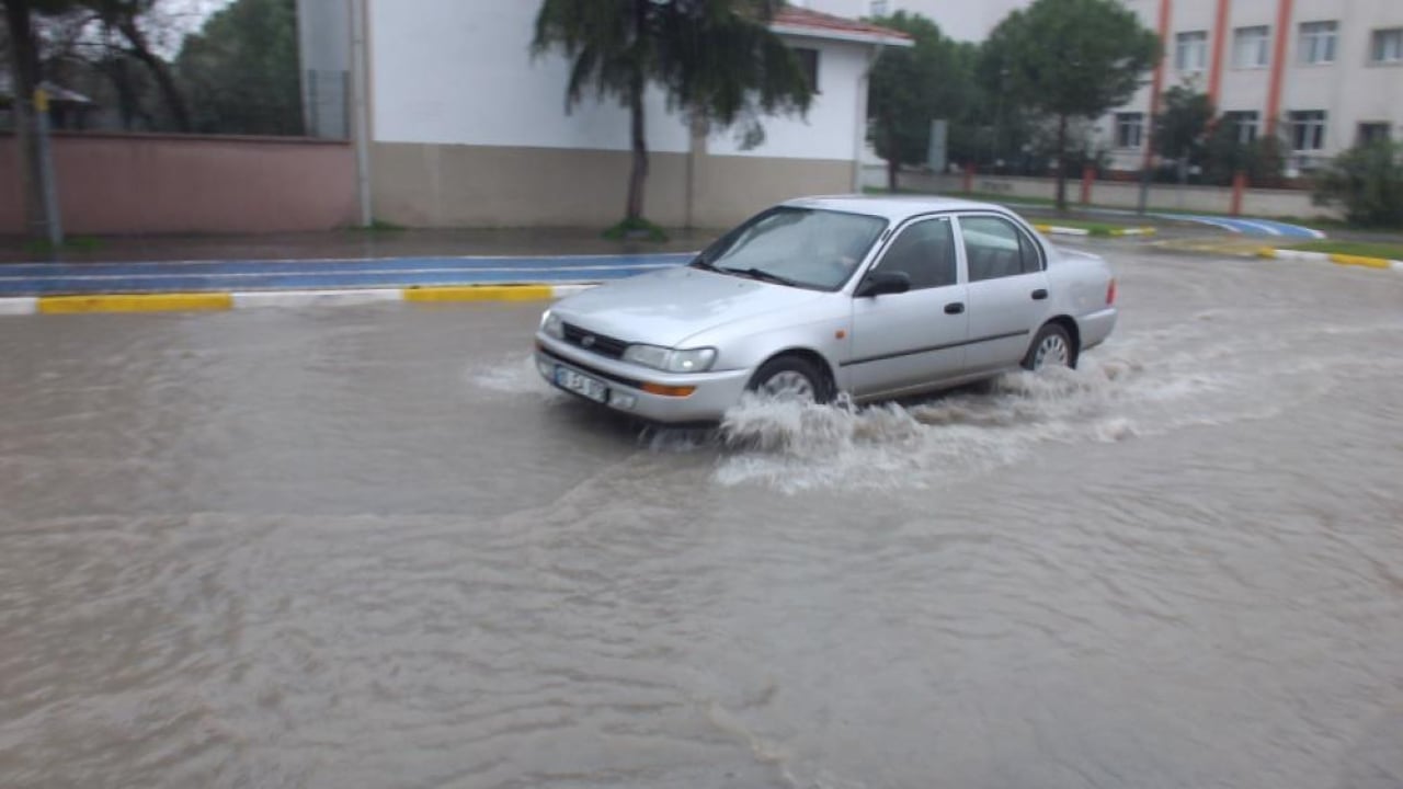 Foto - AK Parti'den CHP'ye geçen şehirde şaşırtmayan görüntü: En ufak yağışta her yeri sel bastı