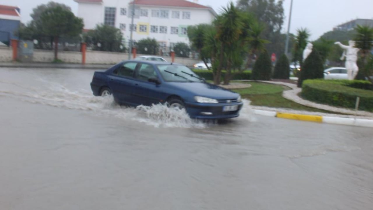 Foto - AK Parti'den CHP'ye geçen şehirde şaşırtmayan görüntü: En ufak yağışta her yeri sel bastı