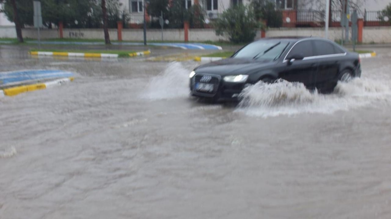 Foto - AK Parti'den CHP'ye geçen şehirde şaşırtmayan görüntü: En ufak yağışta her yeri sel bastı