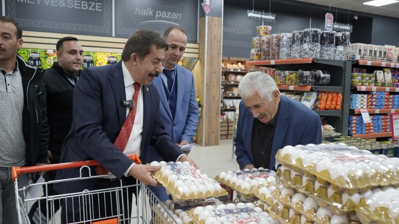 AK Partili vekil Fırat, halk pazarı marketinde alışveriş yaptı: Hem üretici hem tüketici kazanıyor