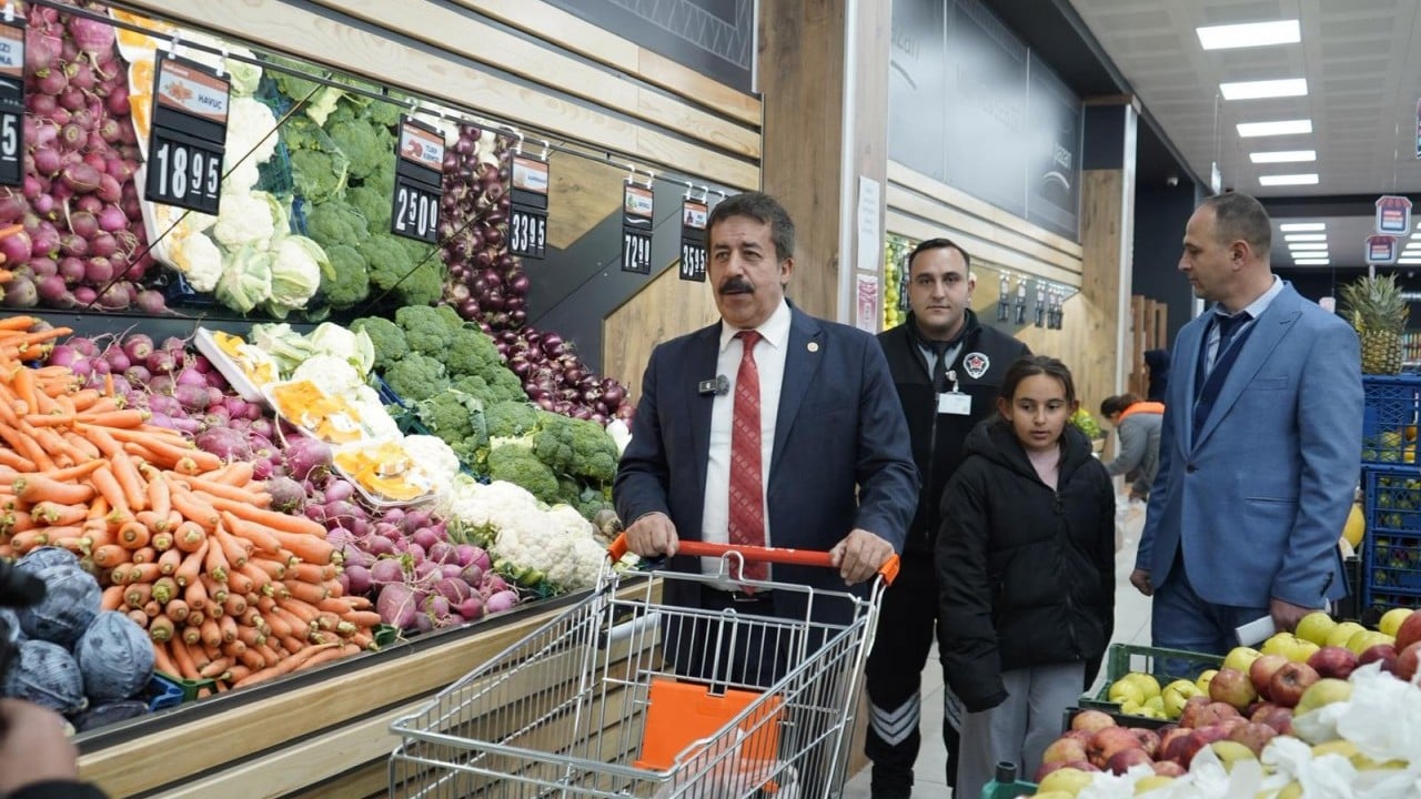 Foto - AK Partili vekil Fırat, halk pazarı marketinde alışveriş yaptı: Hem üretici hem tüketici kazanıyor