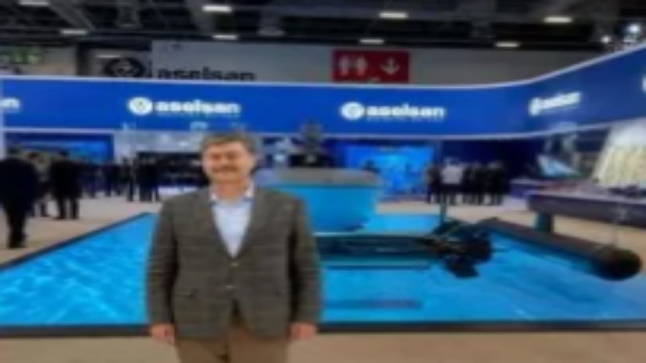 Foto - AK Partili vekilin savunma sanayii fuarındaki fotoğrafları olay oldu! Herkes "Yapay zeka mı gerçek mi?" diye birbirine soruyor 