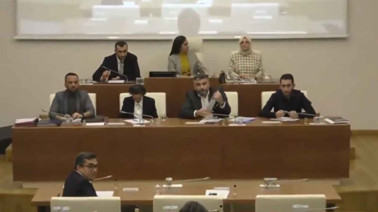 Foto - 'AK Parti'ye nasıl geçtin utanmaz' sözlerine 4 kelimelik o yanıtı verince resmen çılgına döndü