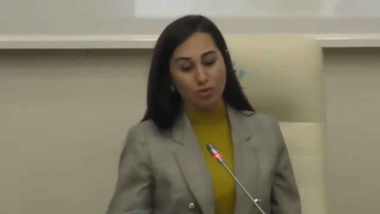 Foto - 'AK Parti'ye nasıl geçtin utanmaz' sözlerine 4 kelimelik o yanıtı verince resmen çılgına döndü