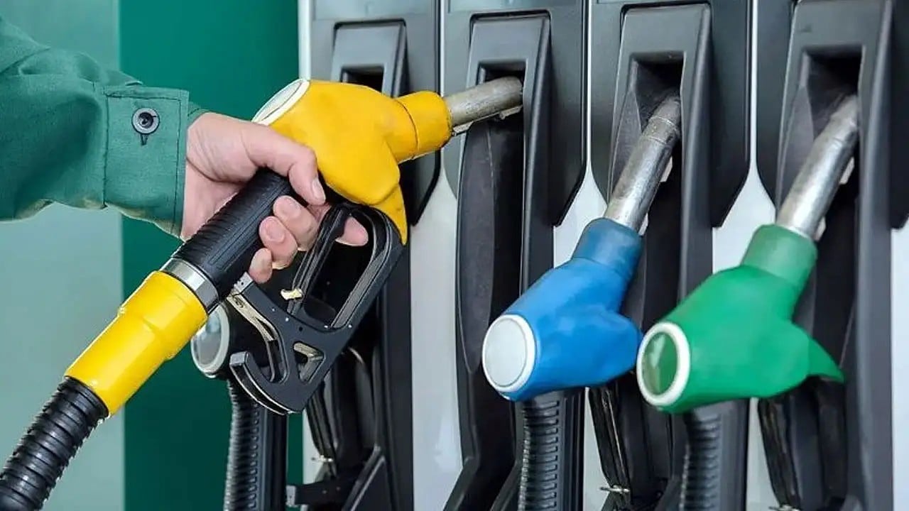 Foto - Akaryakıt fiyatlarına şok eden zam: Gece yarısı tabelayı gören araç sahipleri ne yapacağını şaşırdı