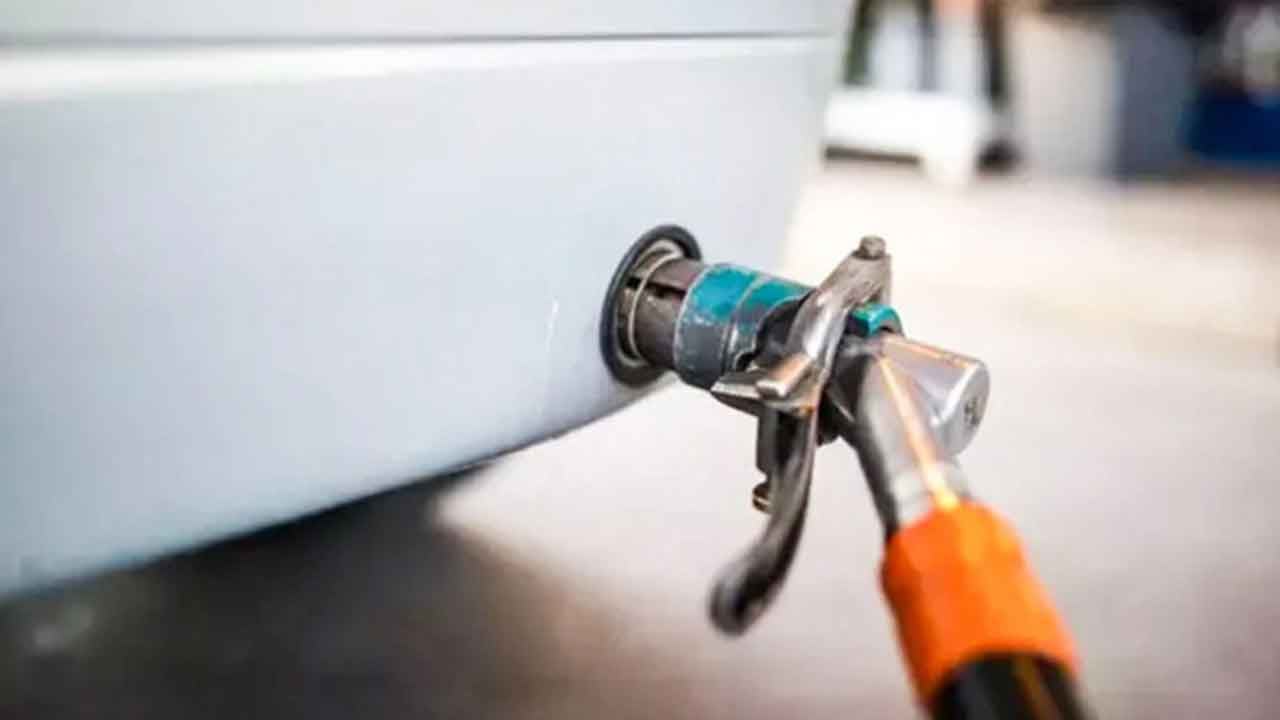 Foto - Akaryakıt fiyatlarına şok eden zam: Gece yarısı tabelayı gören araç sahipleri ne yapacağını şaşırdı