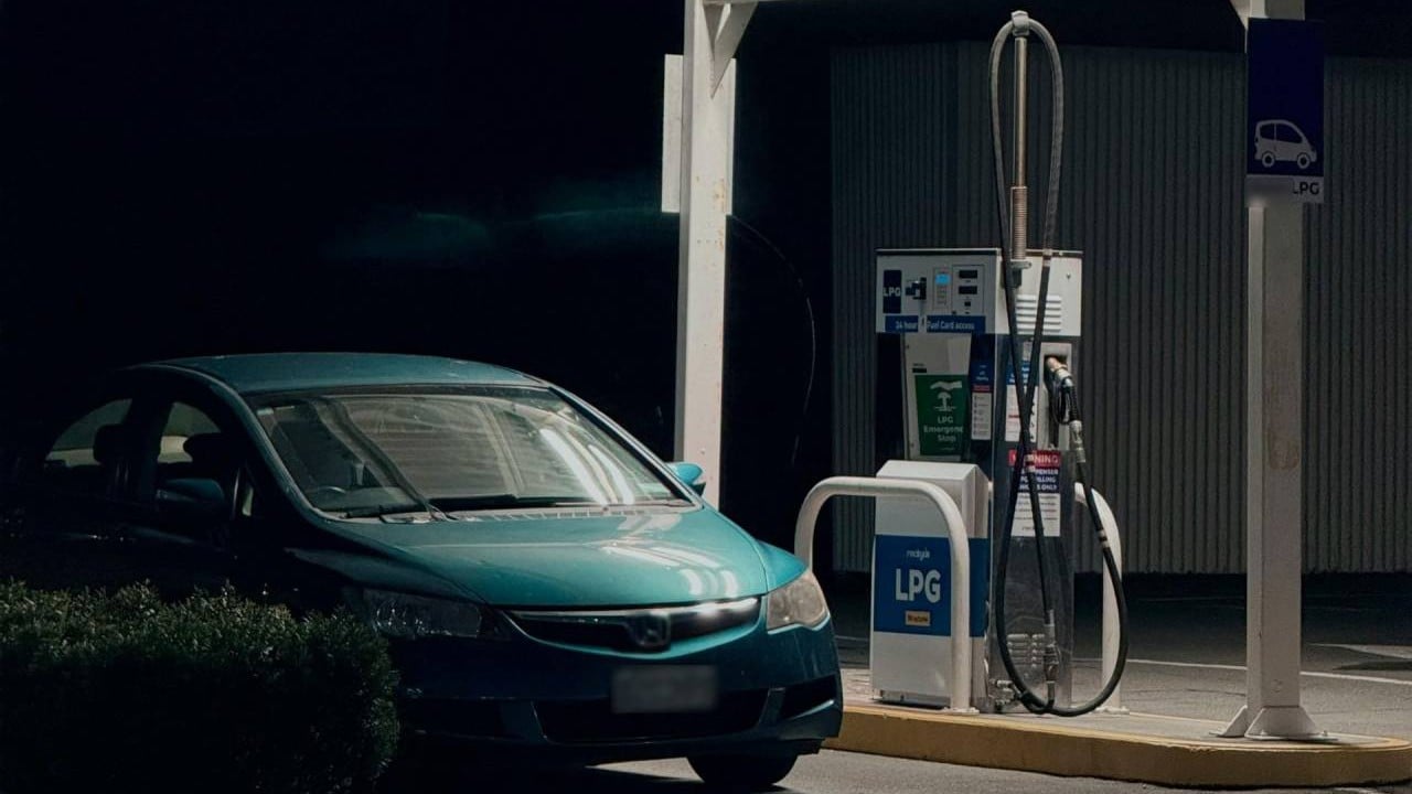 Foto - Akaryakıt fiyatlarına şok eden zam: Gece yarısı tabelayı gören araç sahipleri ne yapacağını şaşırdı