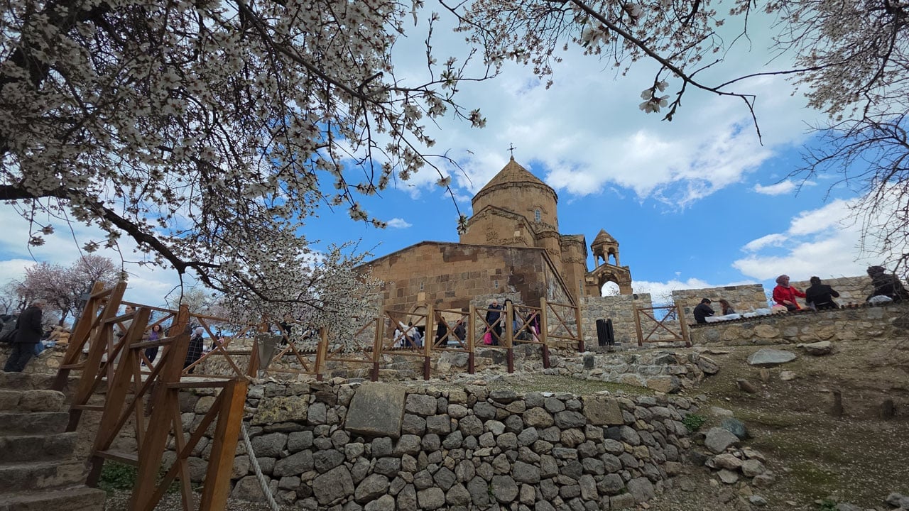 Foto - Akdamar Adası baharla renklendi! Van Gölü’nün incisinde kartpostallık manzara