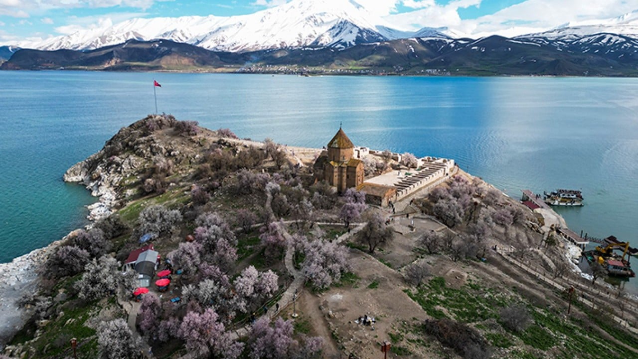 Foto - Akdamar Adası renklendi Kar ve badem çiçeklerinin buluşması