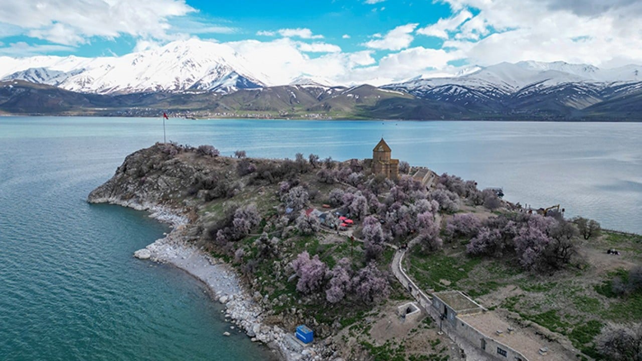 Foto - Akdamar Adası renklendi Kar ve badem çiçeklerinin buluşması