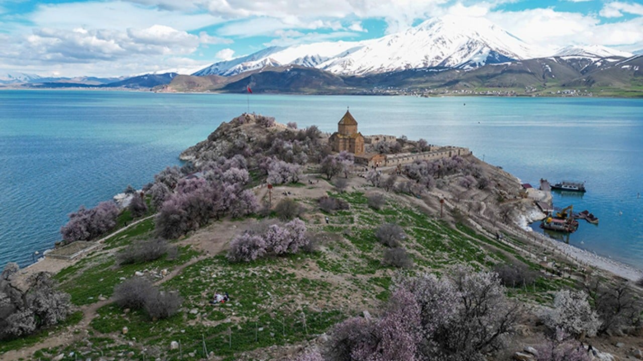 Foto - Akdamar Adası renklendi Kar ve badem çiçeklerinin buluşması