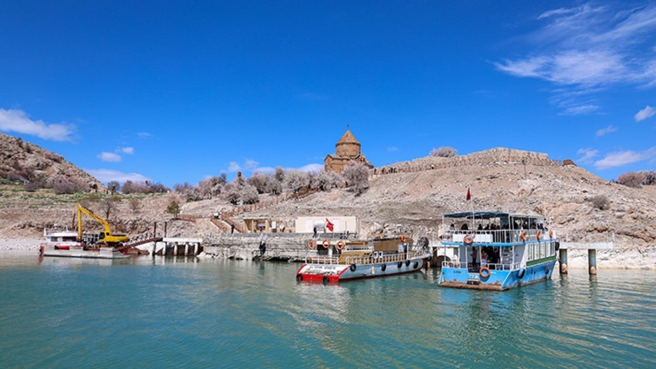 Foto - Akdamar Adası renklendi Kar ve badem çiçeklerinin buluşması