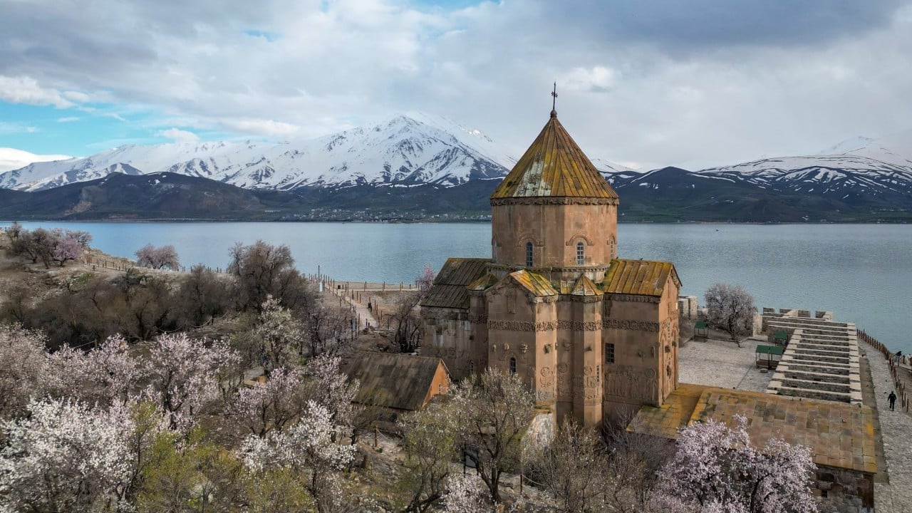 Foto - Akdamar Adası renklendi Kar ve badem çiçeklerinin buluşması