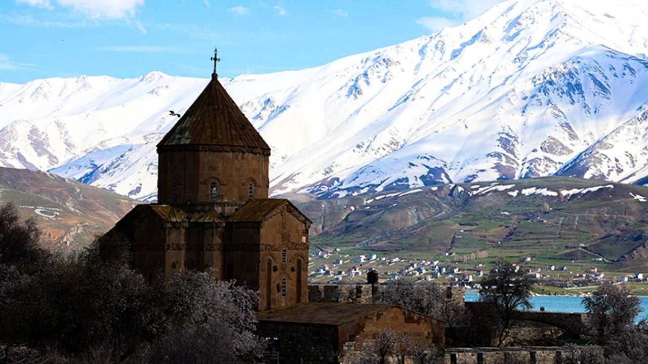 Foto - Akdamar Adası renklendi Kar ve badem çiçeklerinin buluşması