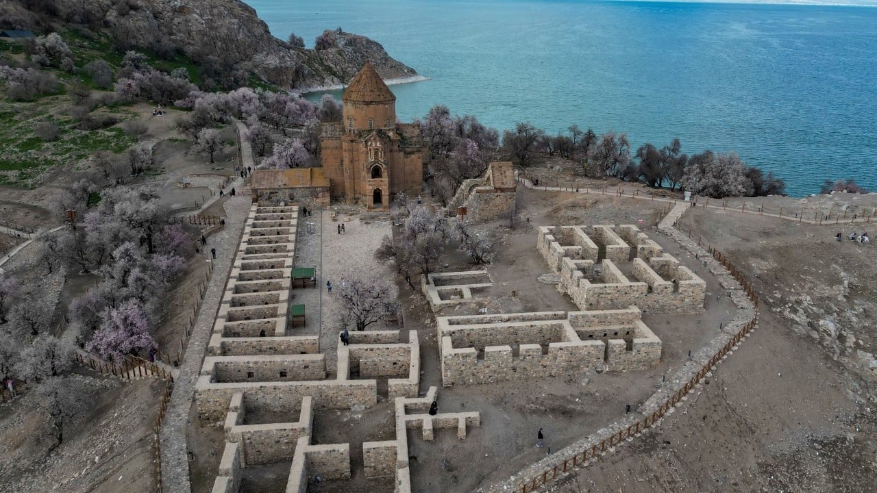 Foto - Akdamar Adası renklendi Kar ve badem çiçeklerinin buluşması