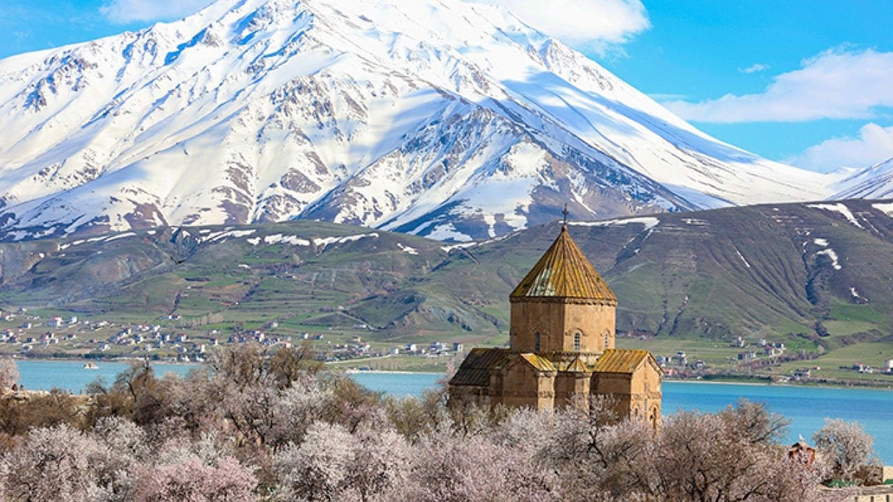 Foto - Akdamar Adası renklendi Kar ve badem çiçeklerinin buluşması