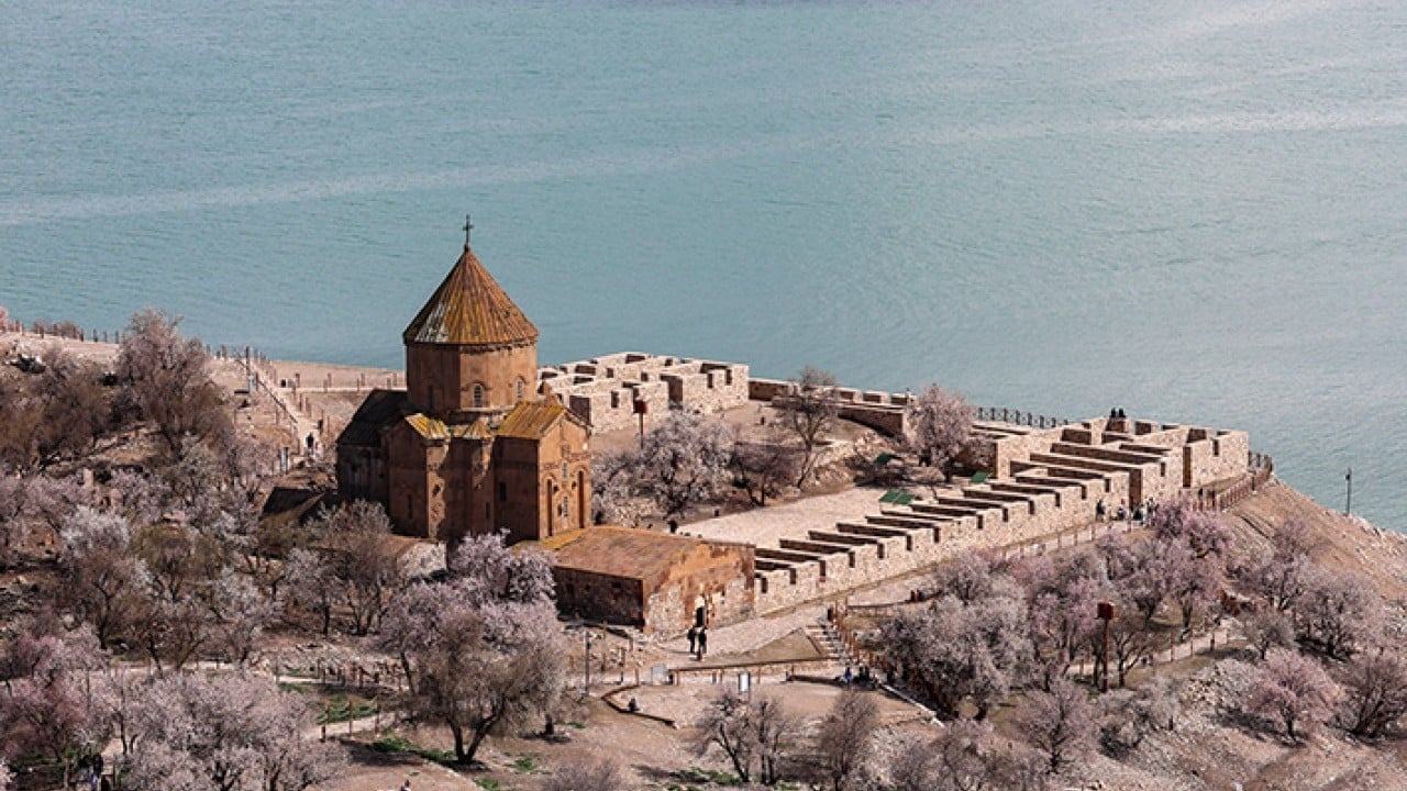 Foto - Akdamar Adası renklendi Kar ve badem çiçeklerinin buluşması