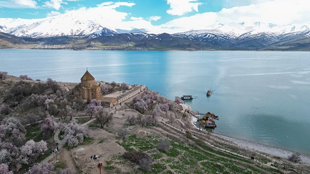 Foto - Akdamar Adası renklendi Kar ve badem çiçeklerinin buluşması