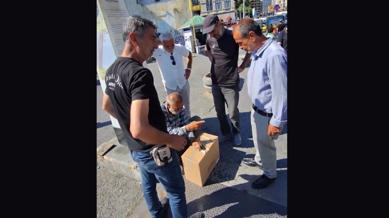 Foto - Akıllara Kemal Sunal geldi! Galata’da ‘bul karayı al parayı’ kumarı