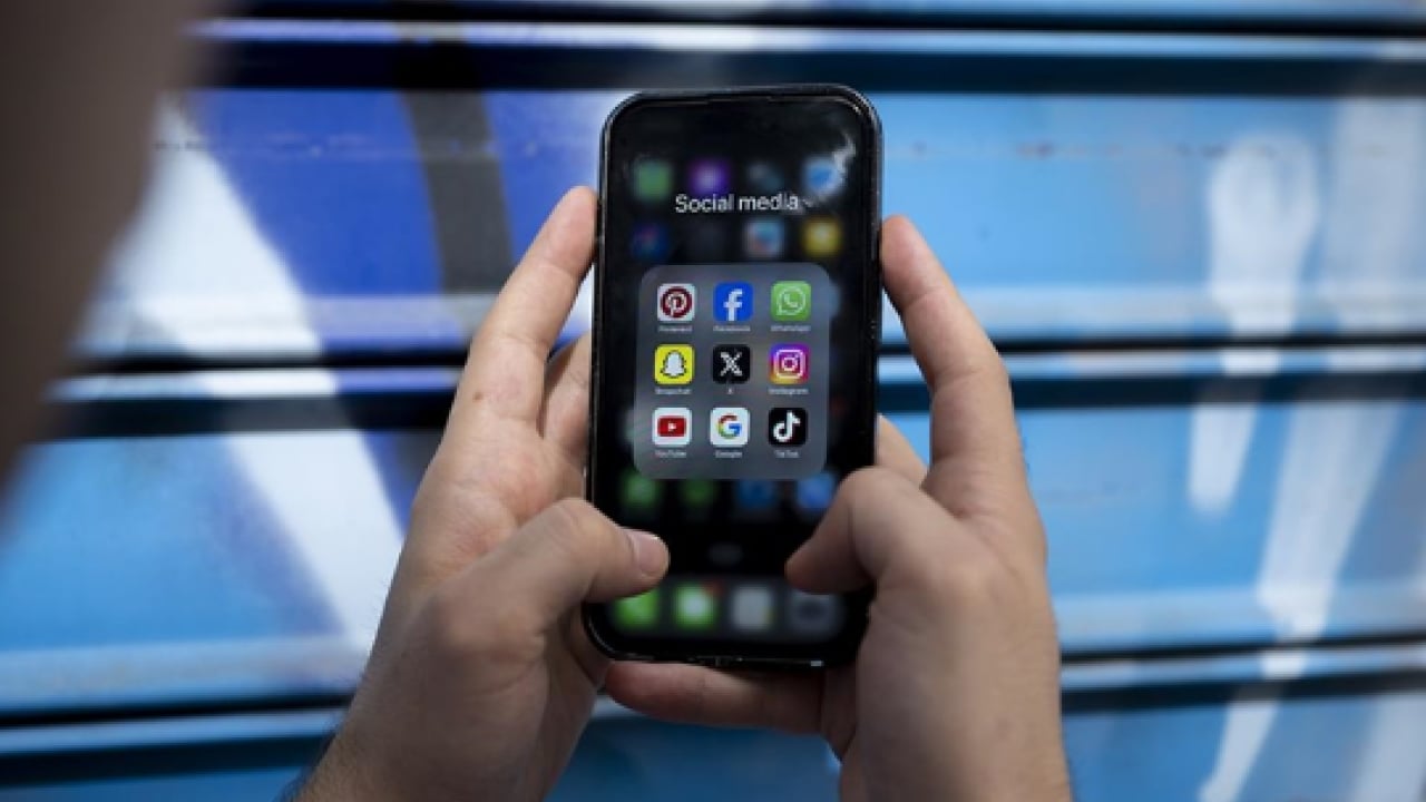 Foto - Akın Gürlek ayağının tozuyla duyurdu: Sosyal medyada yorum yapanlara kimlik zorunluluğu!