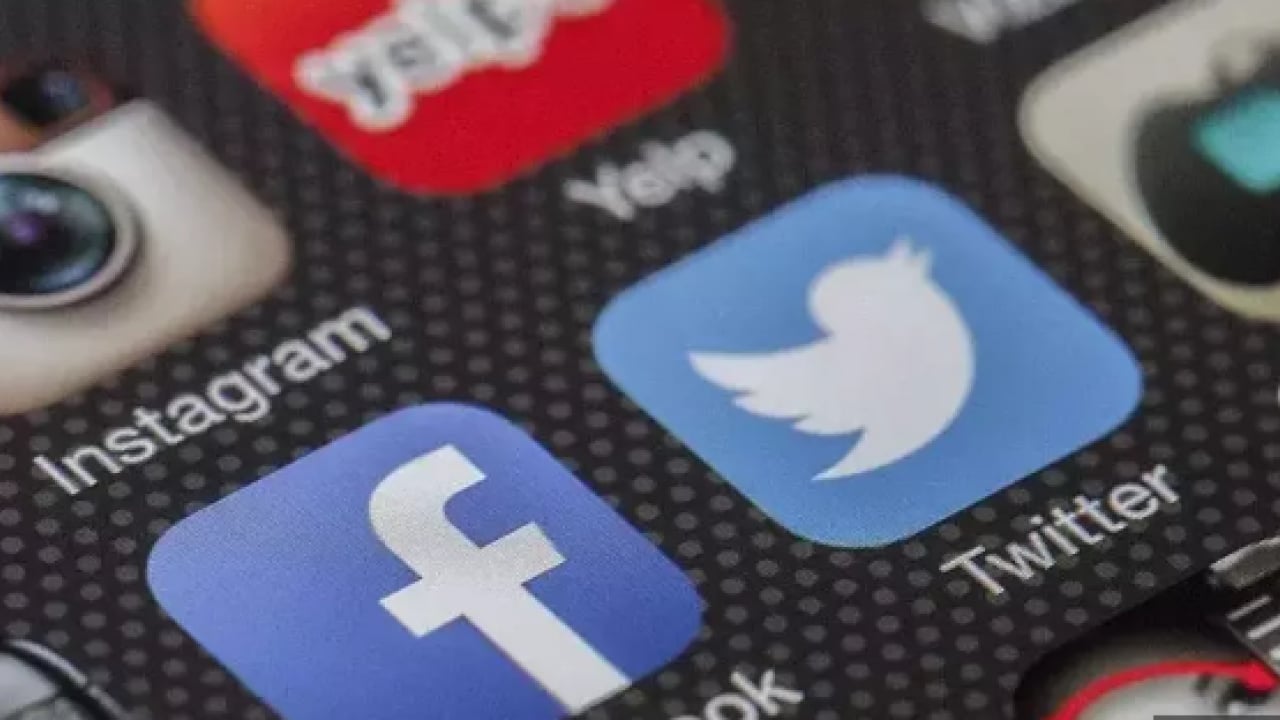 Foto - Akın Gürlek ayağının tozuyla duyurdu: Sosyal medyada yorum yapanlara kimlik zorunluluğu!