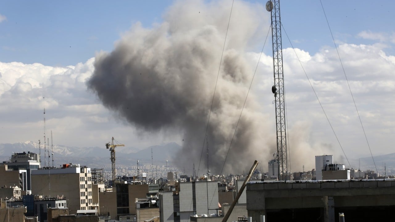 Foto - AKİT TV Savaşın ortasında kritik isme ulaştı: İranlı Vekilden ABD’ye Rest: 'Kara Harekâtı Mezarlığa Döner'