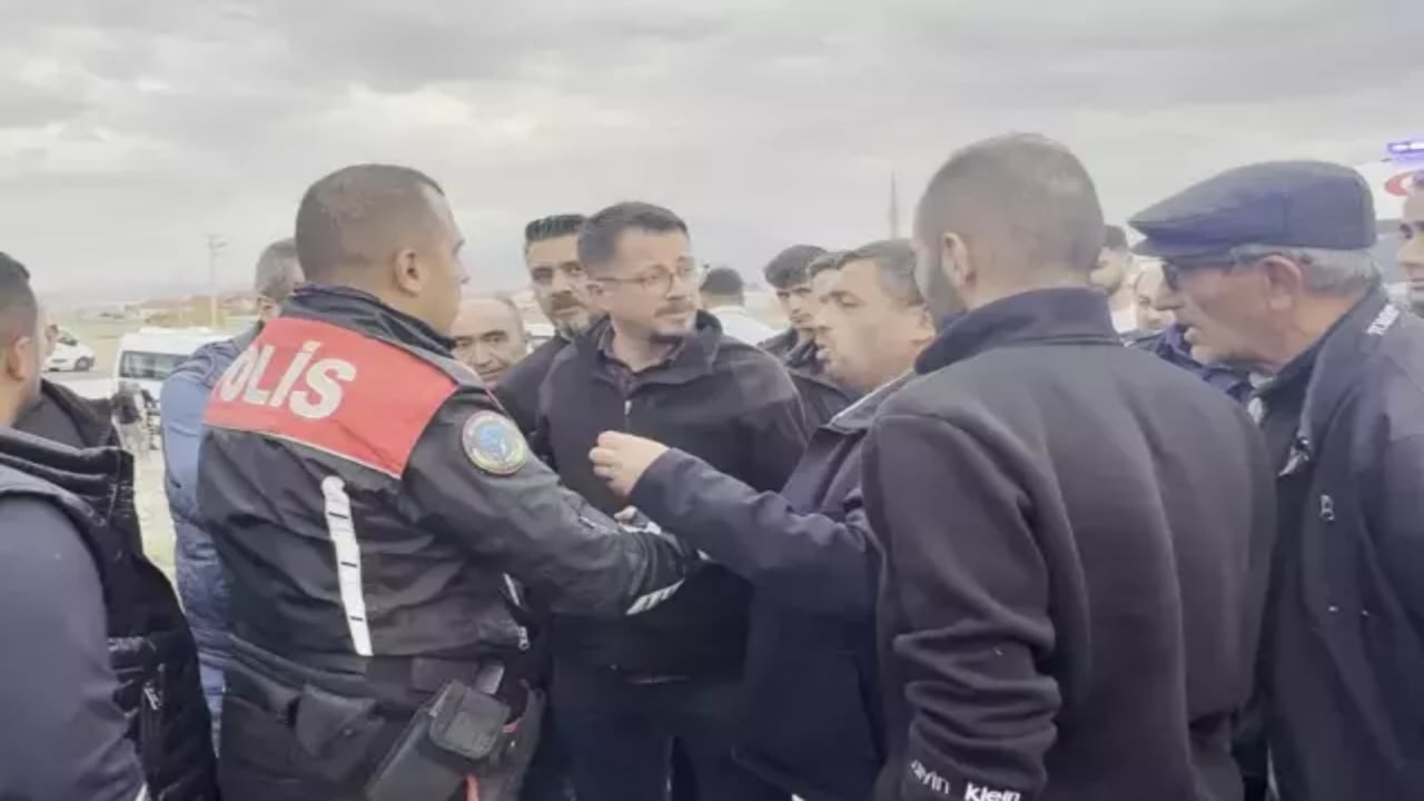 Foto - Aksaray’da polis cenazesi konvoyuna alçak saldırı! Taş ve sopalarla dehşet saçtılar
