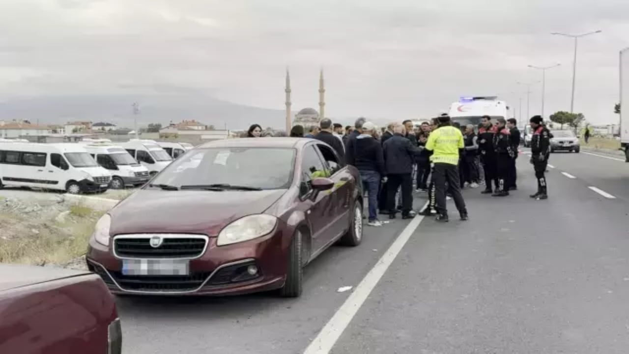 Foto - Aksaray’da polis cenazesi konvoyuna alçak saldırı! Taş ve sopalarla dehşet saçtılar