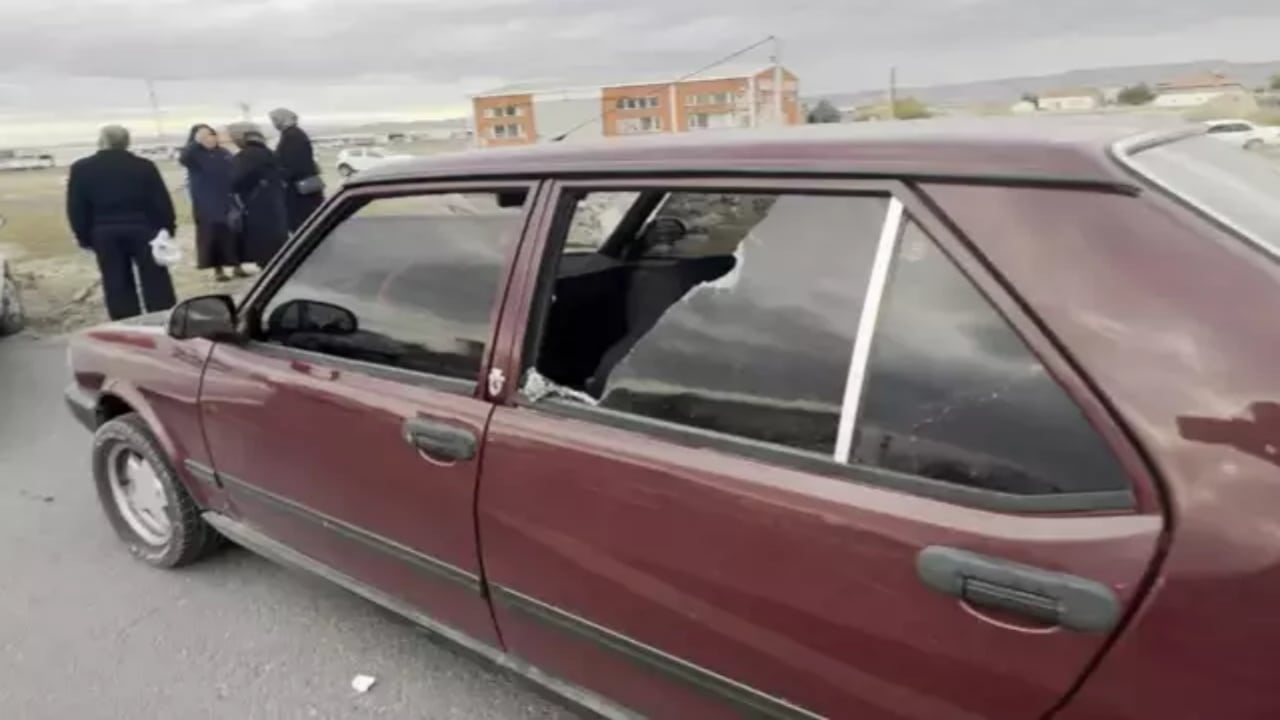 Foto - Aksaray’da polis cenazesi konvoyuna alçak saldırı! Taş ve sopalarla dehşet saçtılar