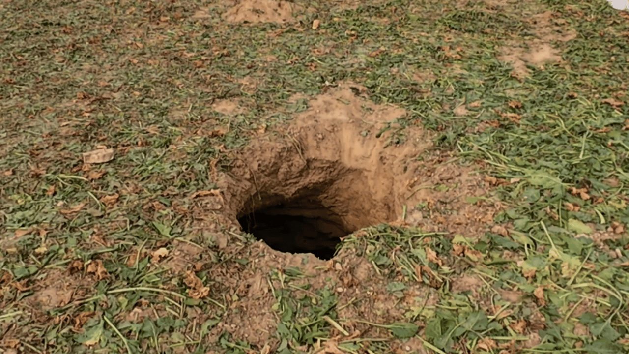 Foto - Aksaray’da toprak bir kez daha çöktü: 15 metrelik obruk tarlayı yuttu: Yer altı suları çekildikçe tehlike büyüyor 