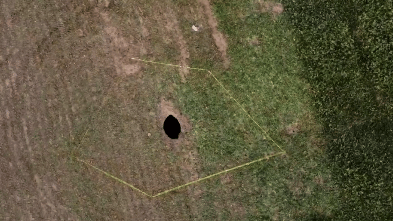 Foto - Aksaray’da toprak bir kez daha çöktü: 15 metrelik obruk tarlayı yuttu: Yer altı suları çekildikçe tehlike büyüyor 