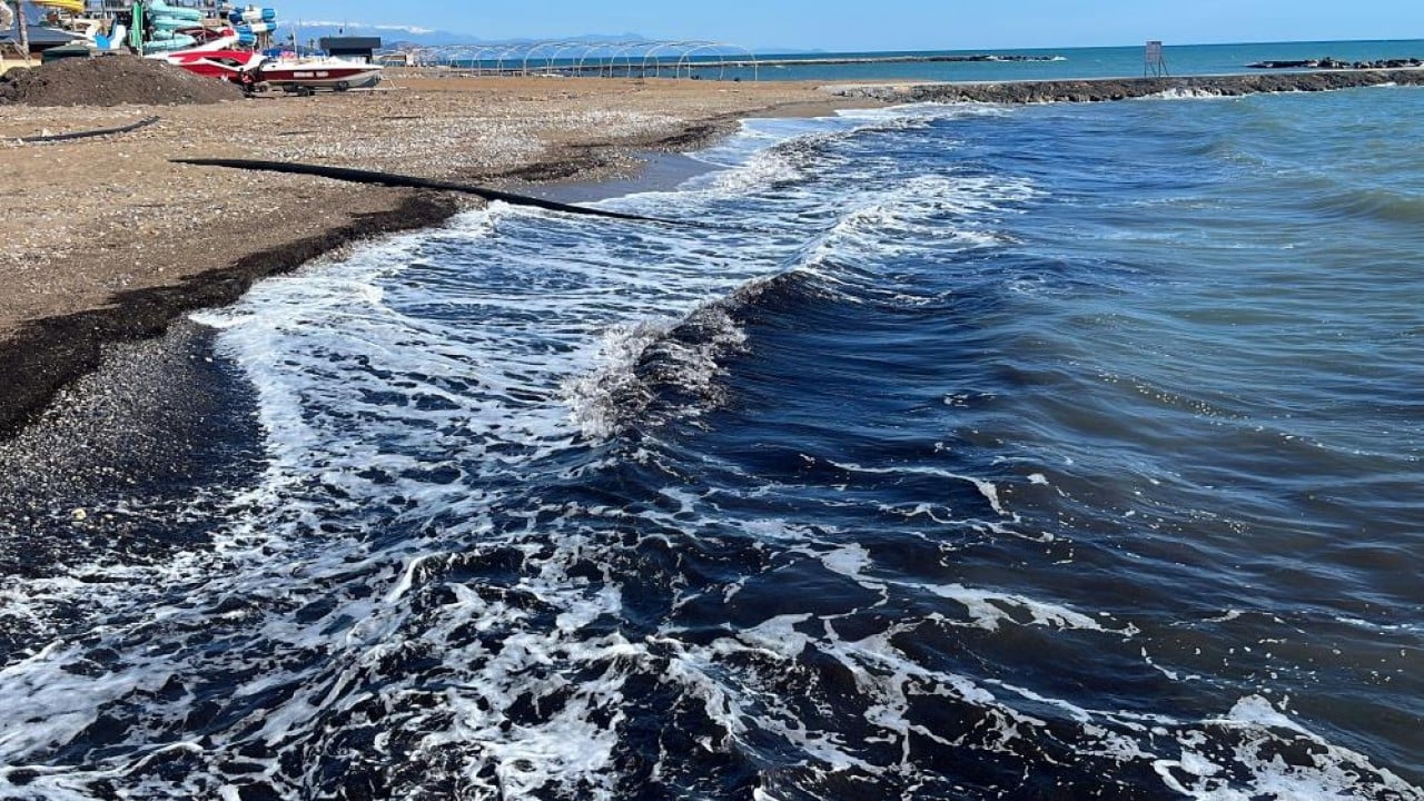 Foto - Alanya sahilinde denizdeki siyah tabaka korkuttu
