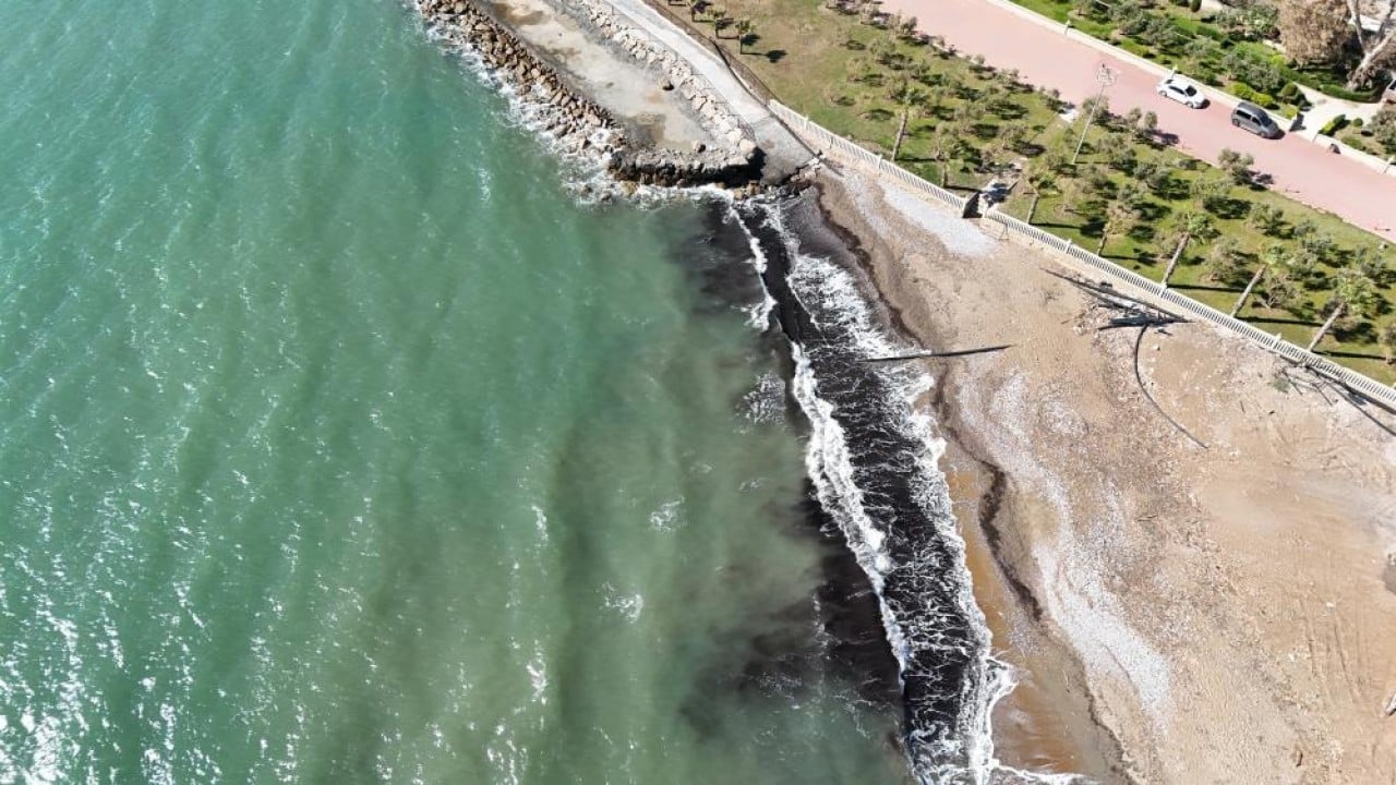 Foto - Alanya sahilinde denizdeki siyah tabaka korkuttu