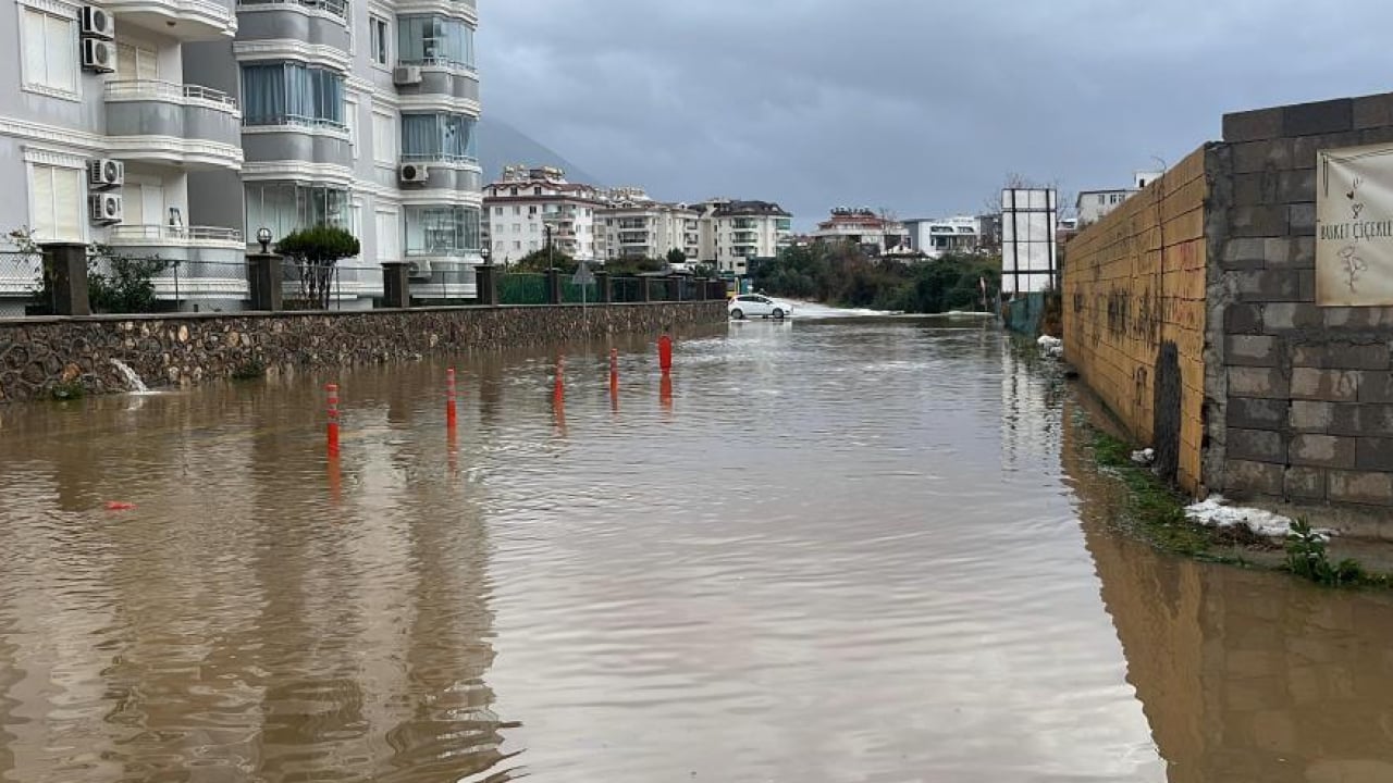 Foto - Alanya’da gökyüzü delindi: Yağmur, Dolu ve fırtına hayatı felç etti!