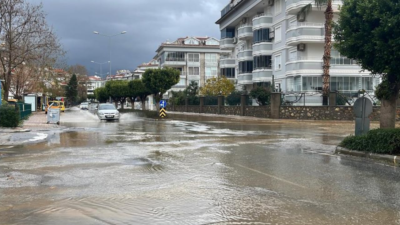 Foto - Alanya’da gökyüzü delindi: Yağmur, Dolu ve fırtına hayatı felç etti!