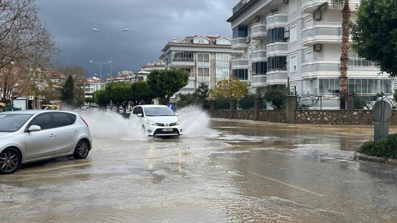 Foto - Alanya’da gökyüzü delindi: Yağmur, Dolu ve fırtına hayatı felç etti!