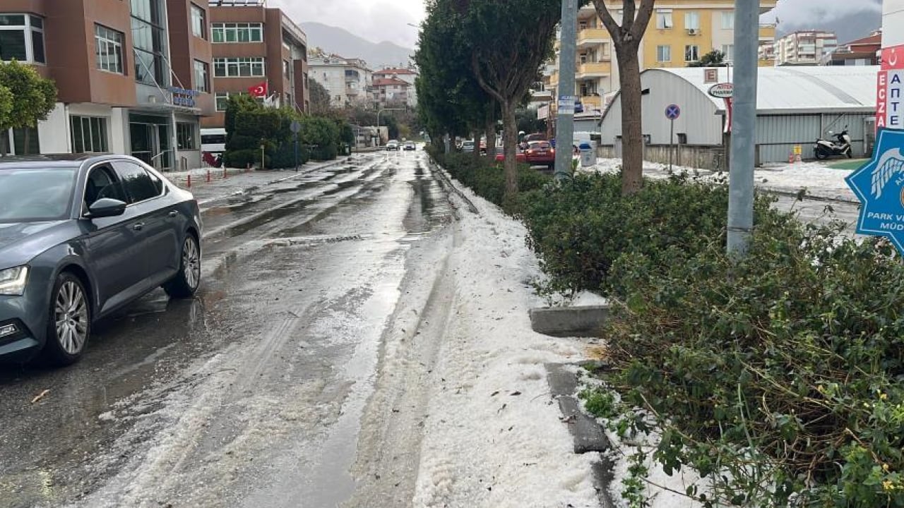 Foto - Alanya’da gökyüzü delindi: Yağmur, Dolu ve fırtına hayatı felç etti!