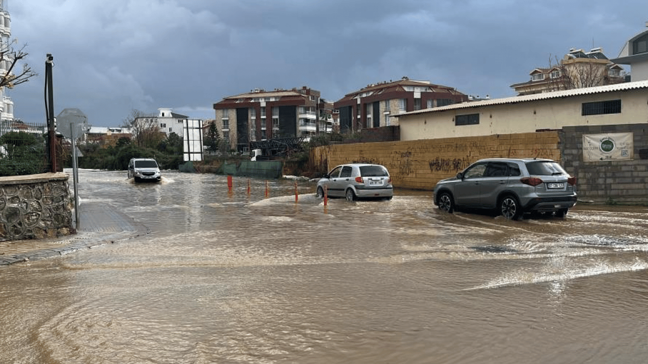 Alanya’da gökyüzü delindi: Yağmur, Dolu ve fırtına hayatı felç etti!