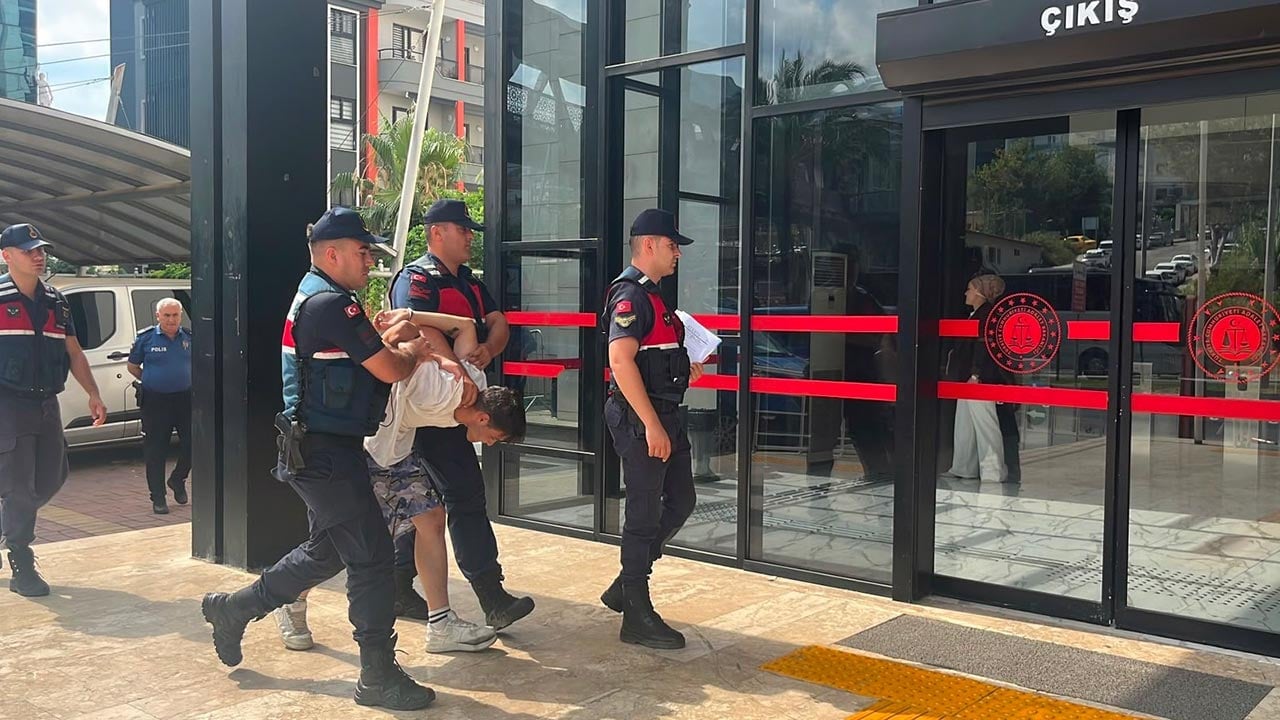 Foto - Alanya'da gözü dönmüş haydut dehşet saçtı! Suç makinesi 18'lik barbar jandarmanın parmağını kırdı!