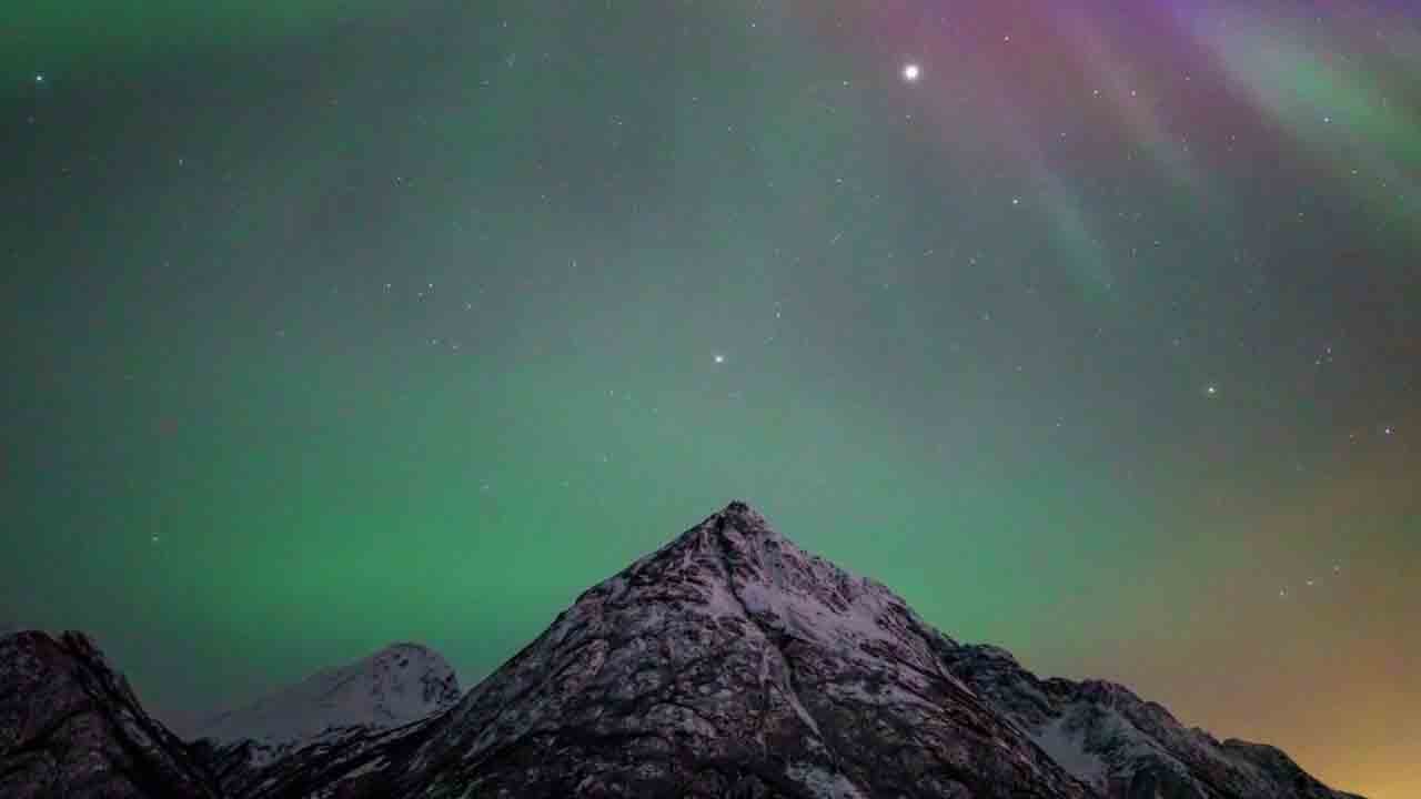 Foto - Alaska’da mor kuzey ışıkları: Güneş fırtınası gökyüzünü aydınlattı