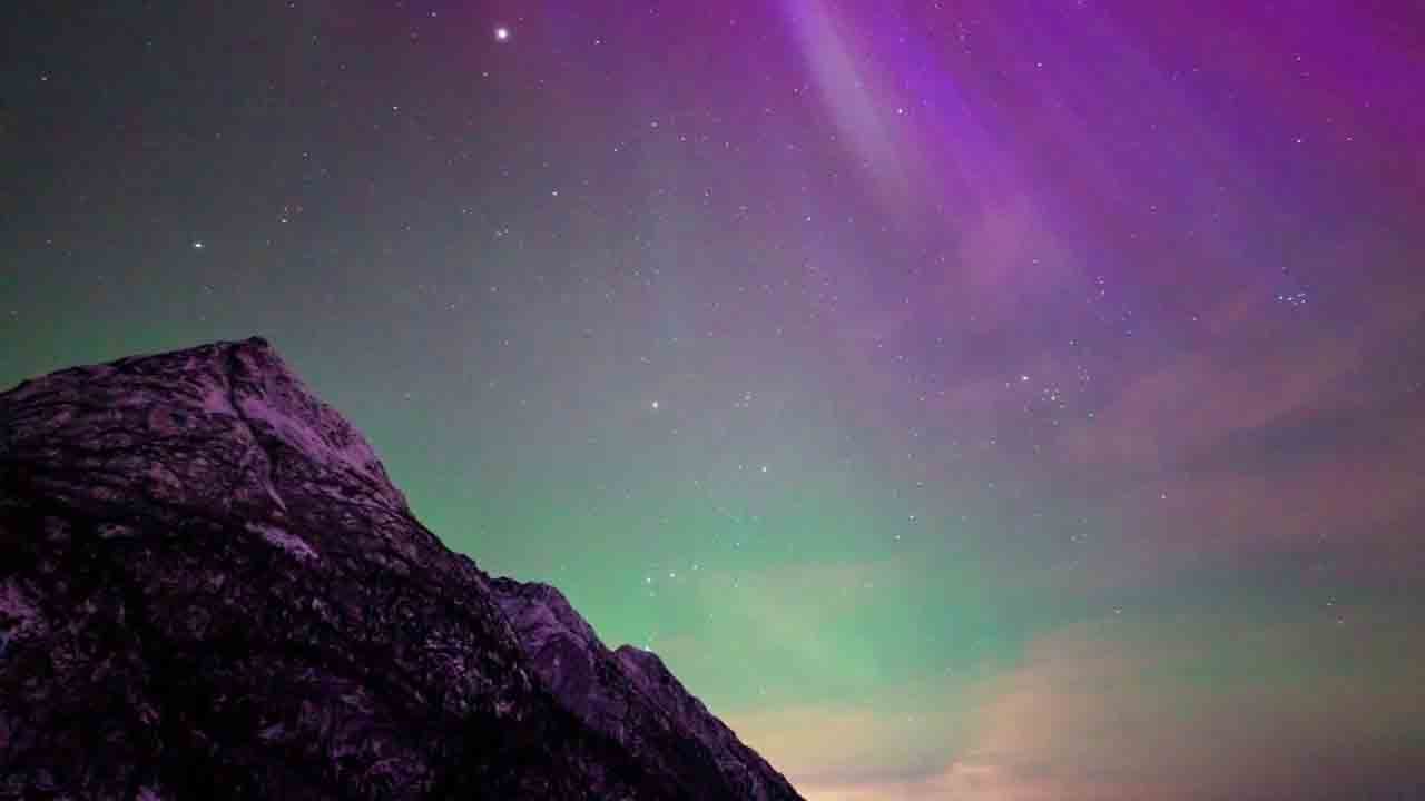 Foto - Alaska’da mor kuzey ışıkları: Güneş fırtınası gökyüzünü aydınlattı