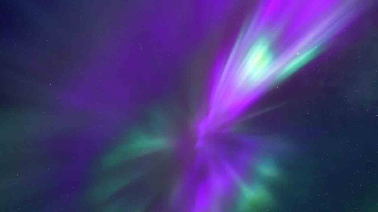 Alaska’da mor kuzey ışıkları: Güneş fırtınası gökyüzünü aydınlattı