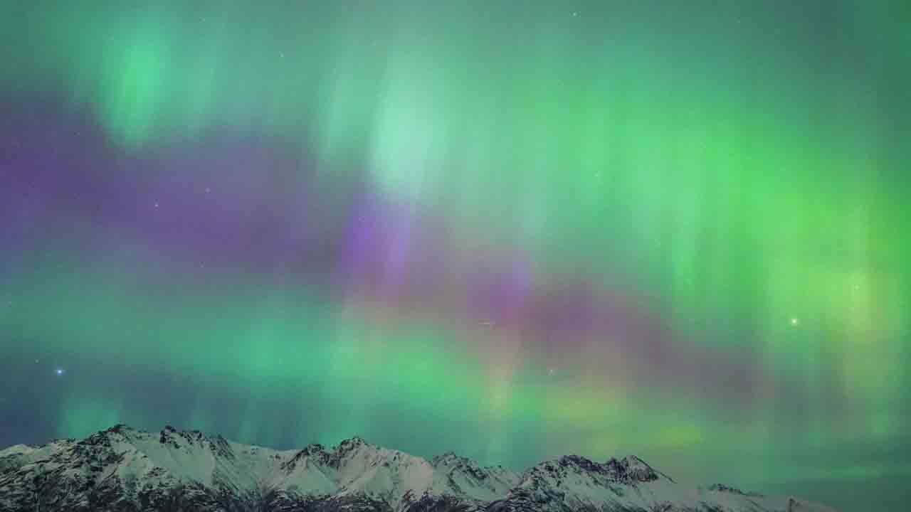 Foto - Alaska’da mor kuzey ışıkları: Güneş fırtınası gökyüzünü aydınlattı