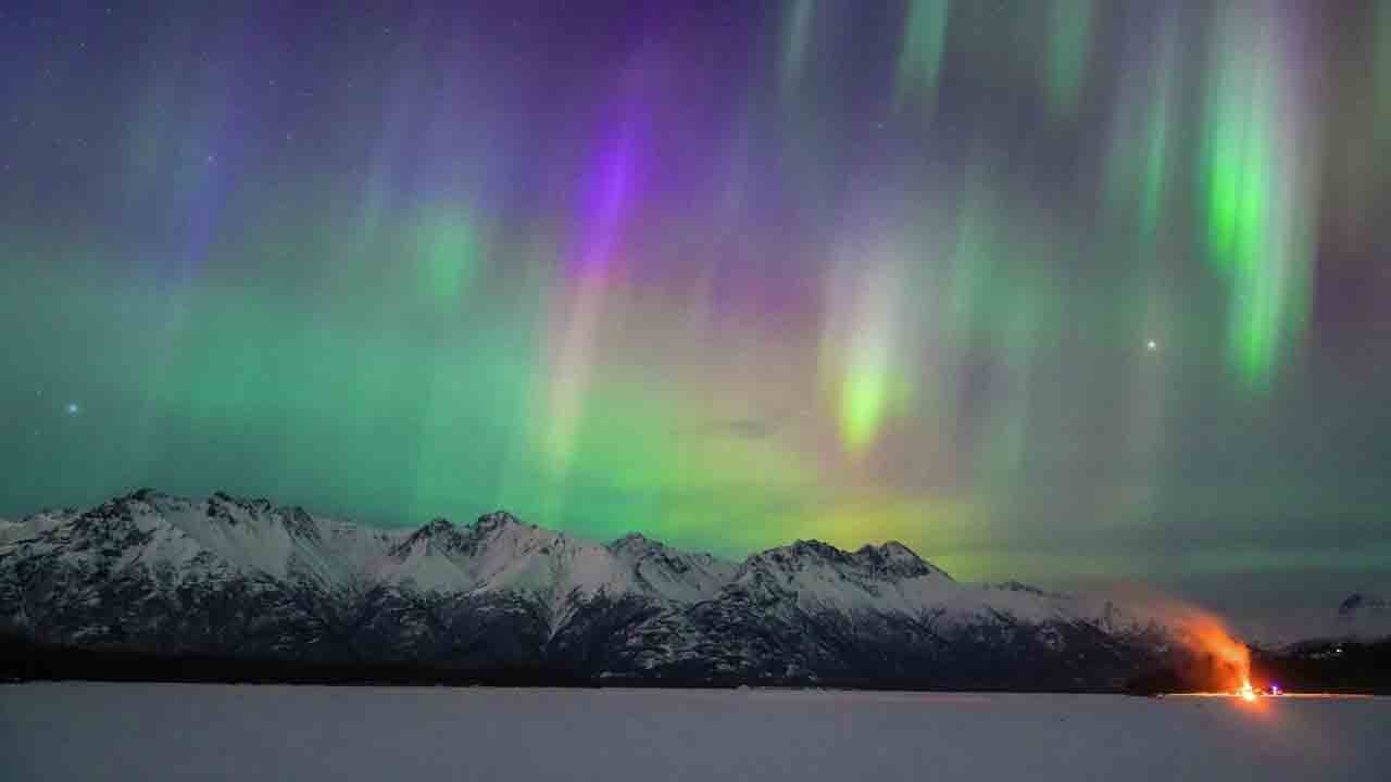 Foto - Alaska’da mor kuzey ışıkları: Güneş fırtınası gökyüzünü aydınlattı