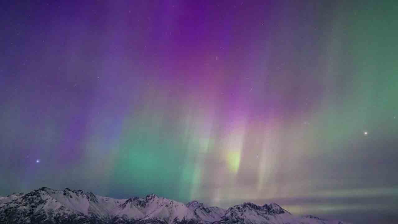 Foto - Alaska’da mor kuzey ışıkları: Güneş fırtınası gökyüzünü aydınlattı