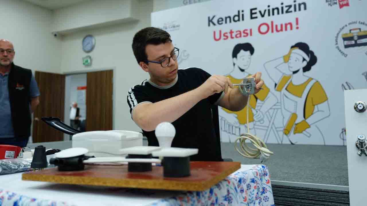 Foto - Alet çantası sırtında: Evinin ustası oldular