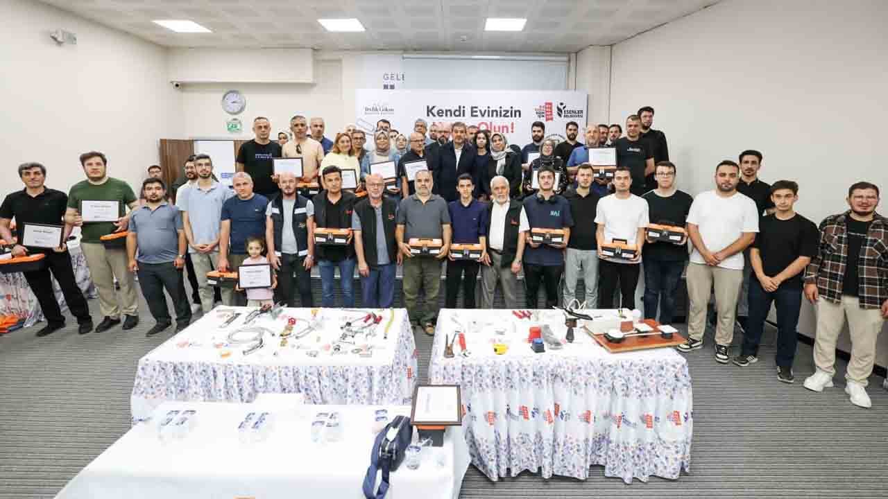 Foto - Alet çantası sırtında: Evinin ustası oldular