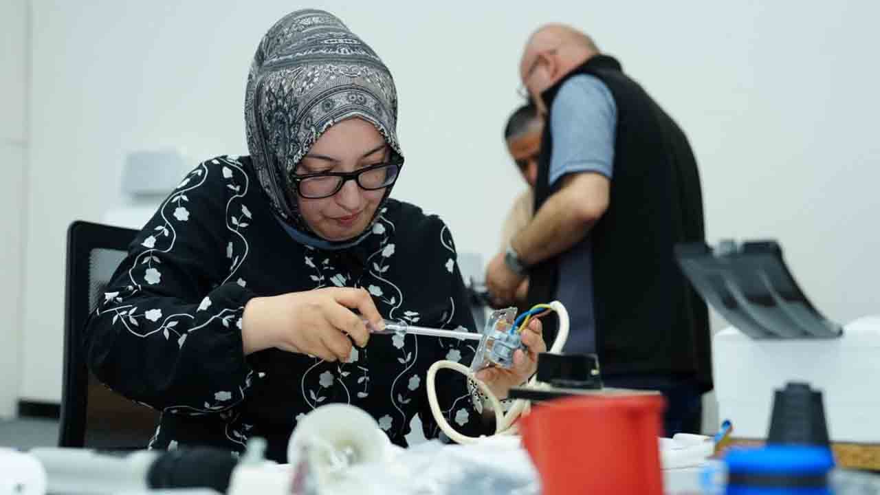 Foto - Alet çantası sırtında: Evinin ustası oldular