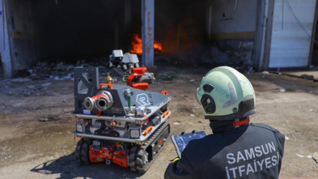 Foto - Alevkıran iş başında! Yangın söndürmede robotlu dönem!