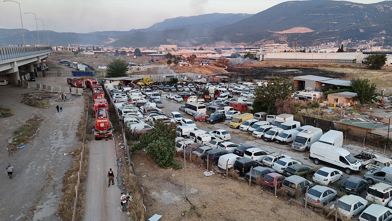 Foto - Alevler bir anda her yeri sardı! İzmir'de otopark yangınında onlarca araç kül oldu!